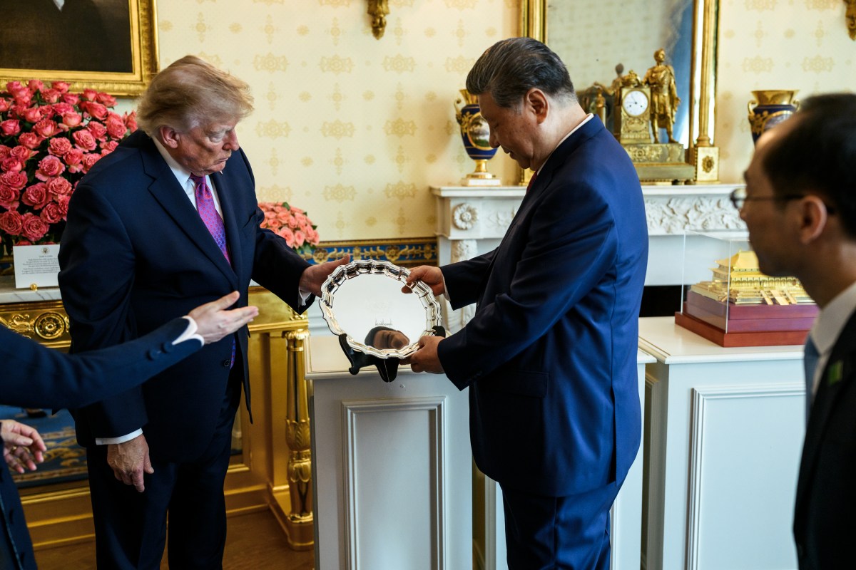 President Donald J. Trump, First Lady Melania Trump, President Xi Jinping of China and First Lady Peng Liyuan exchange gifts in the Blue Room of the White House after a State Arrival ceremony on the State Floor, Thursday, September 24, 2026. (Official White House Photo by Daniel Torok