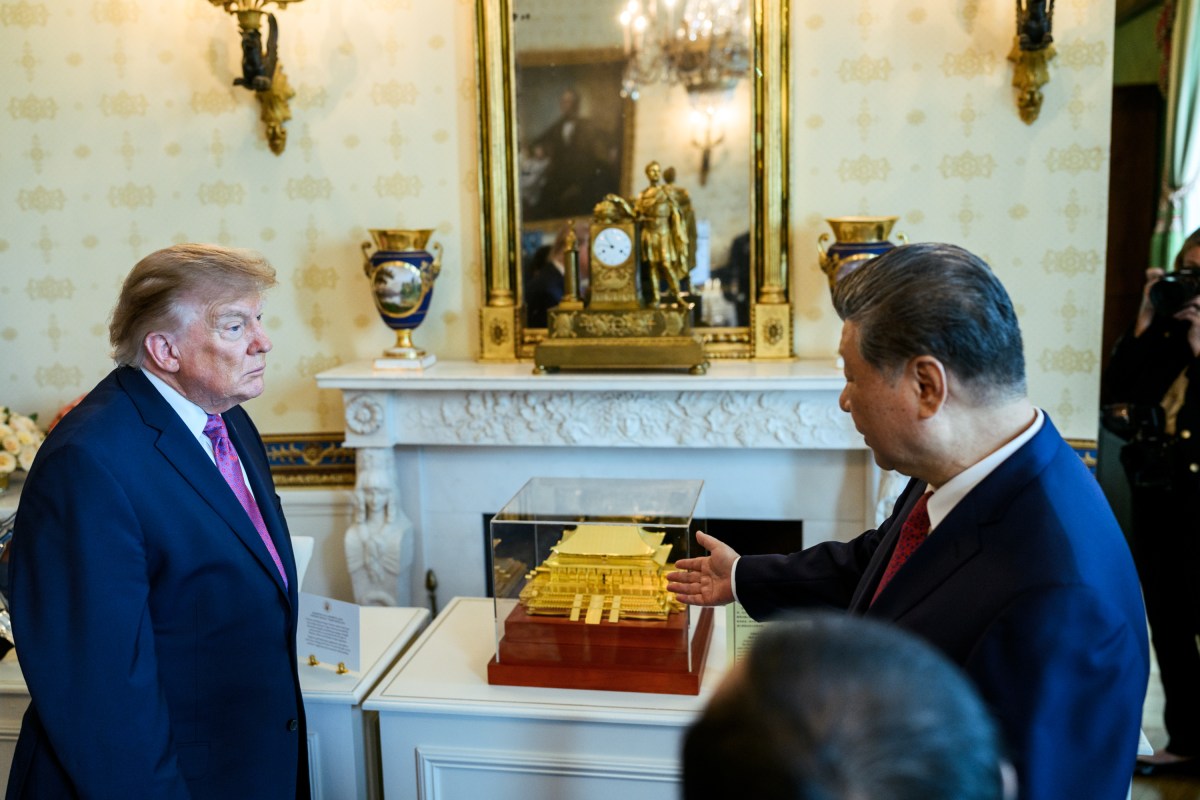 President Donald J. Trump, First Lady Melania Trump, President Xi Jinping of China and First Lady Peng Liyuan exchange gifts in the Blue Room of the White House after a State Arrival ceremony on the State Floor, Thursday, September 24, 2026. (Official White House Photo by Daniel Torok