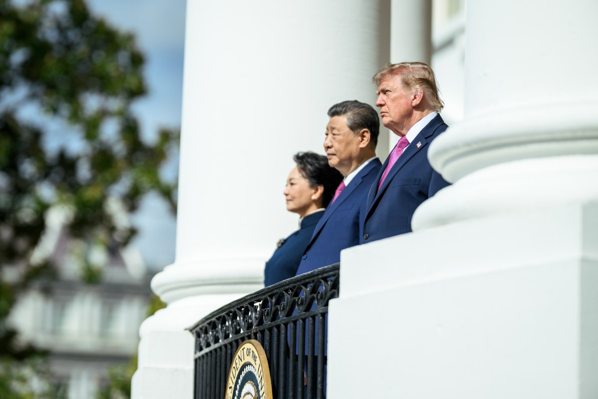 President Donald J. Trump, First Lady Melania Trump, President Xi Jinping of China and First Lady Peng Liyuan pose for a photo on the Blue Room Balcony during a State Arrival ceremony on the South Lawn, Thursday, September 24, 2026. (Official White House Photo by Daniel Torok
