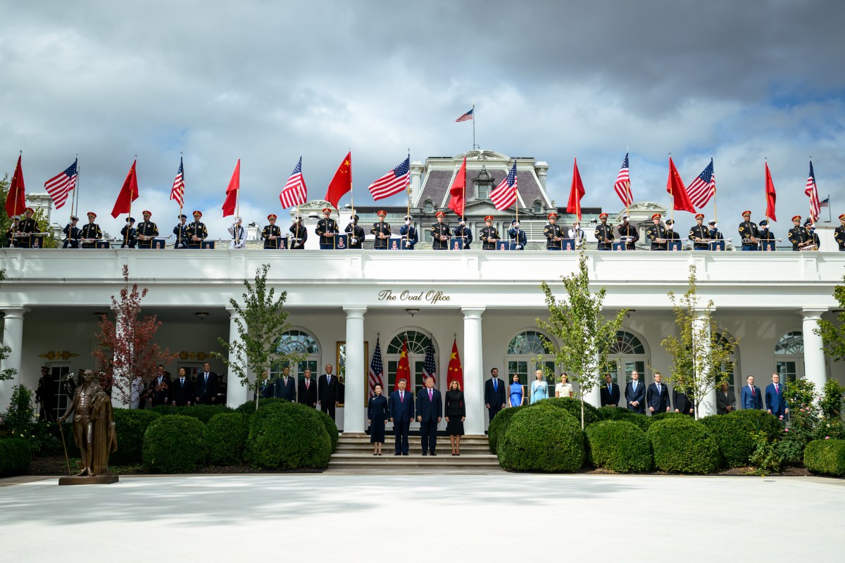 President Donald J. Trump, President Xi Jinping of China, First Lady Melania Trump and First Lady Peng Liyuan walk along the West Colonnade to the Oval Office, Thursday, September 24, 2026. (Official White House Photo by Daniel Torok