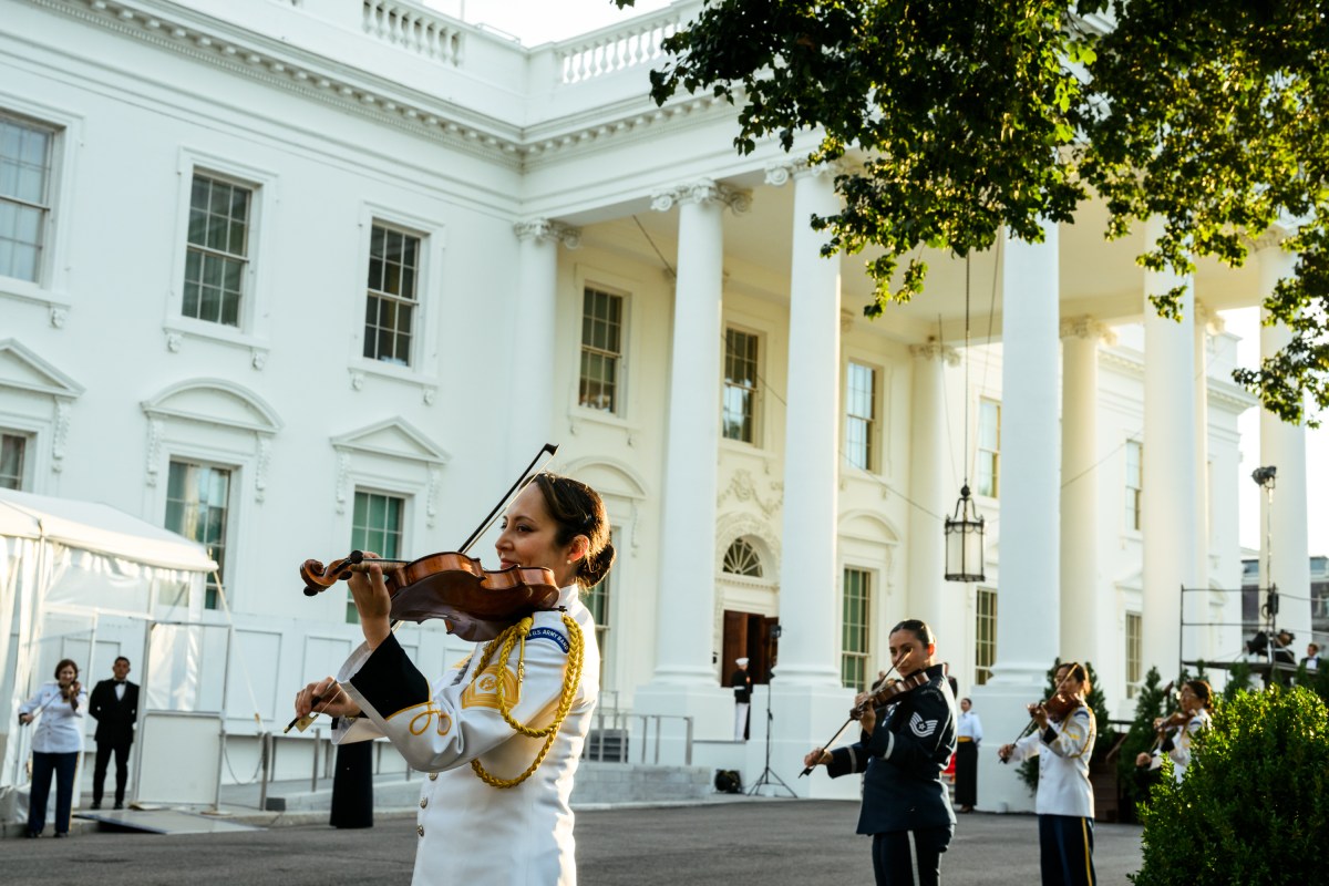 Guests arrive before President Donald J. Trump and First Lady Melania Trump greet President Xi Jinping of China and First Lady Peng Liyuan at the North Portico before a State Dinner, Thursday, September 24, 2026. (Official White House Photo by Joyce N. Boghosian)