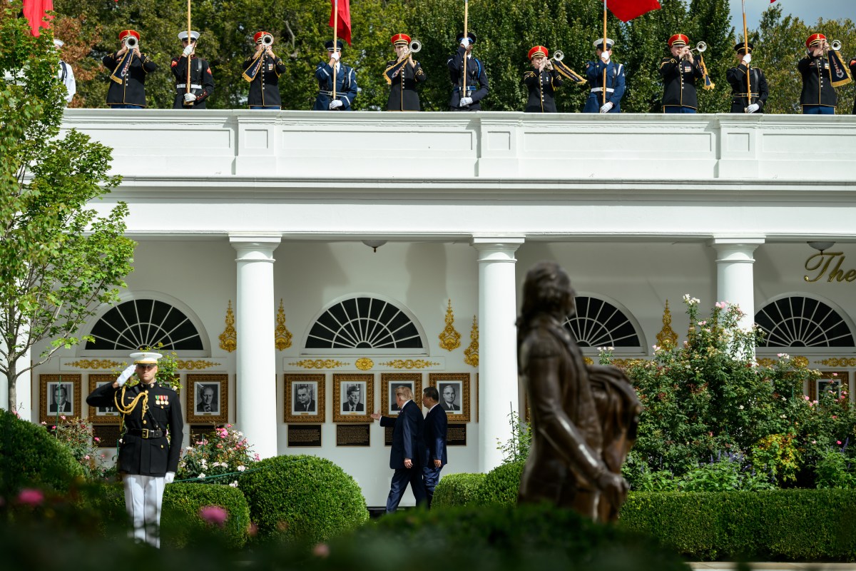 President Donald J. Trump, President Xi Jinping of China, First Lady Melania Trump and First Lady Peng Liyuan pose for a photo on the West Colonnade overlooking the White House Rose Garden, Thursday, September 24, 2026. (Official White House Photo by Molly Riley)