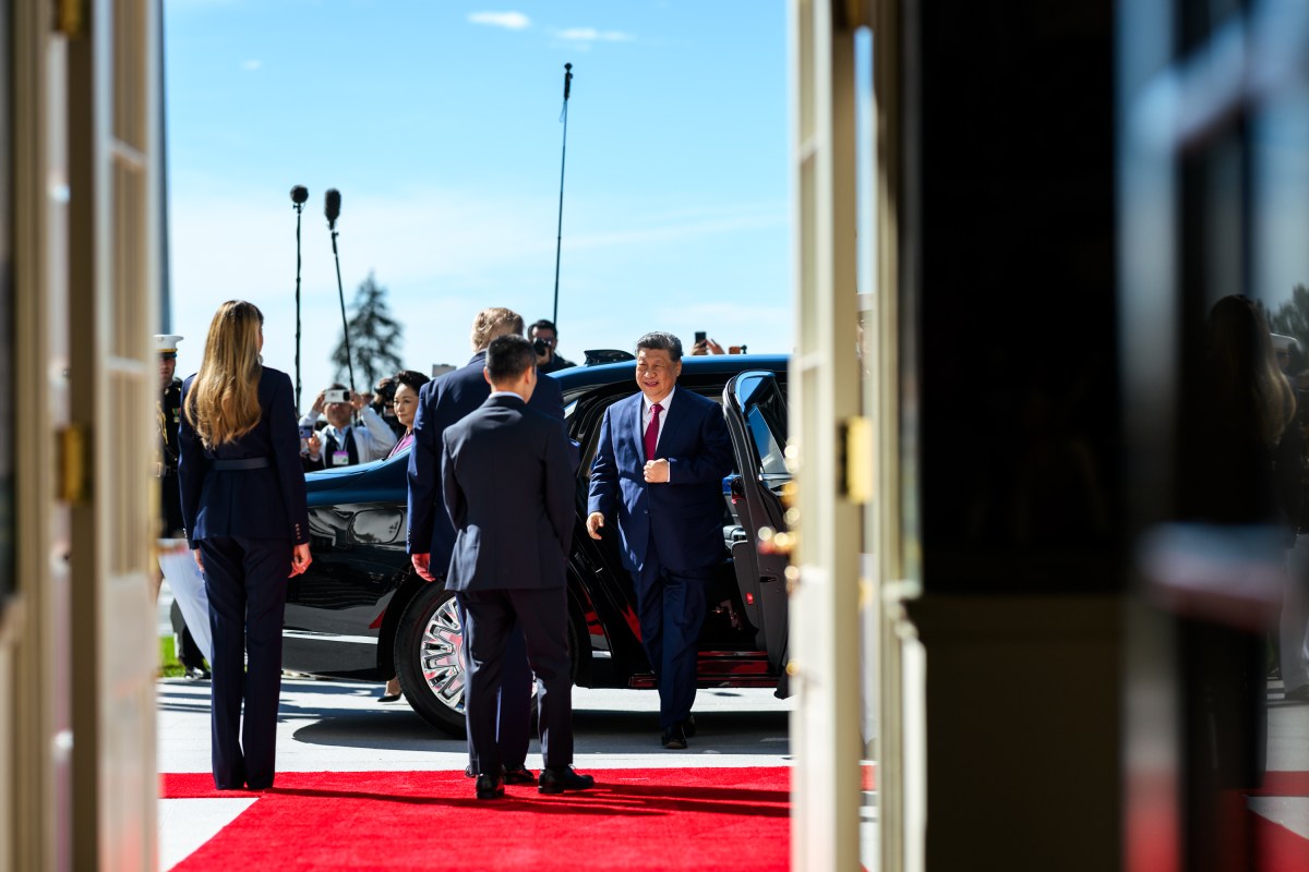 President Donald J. Trump and First Lady Melania Trump greet Chinese President Xi Jinping and Madame Peng Liyuan at the South Portico of the White House as they welcome them for tea, Friday, September 25, 2026. (Official White House Photo by Molly Riley)