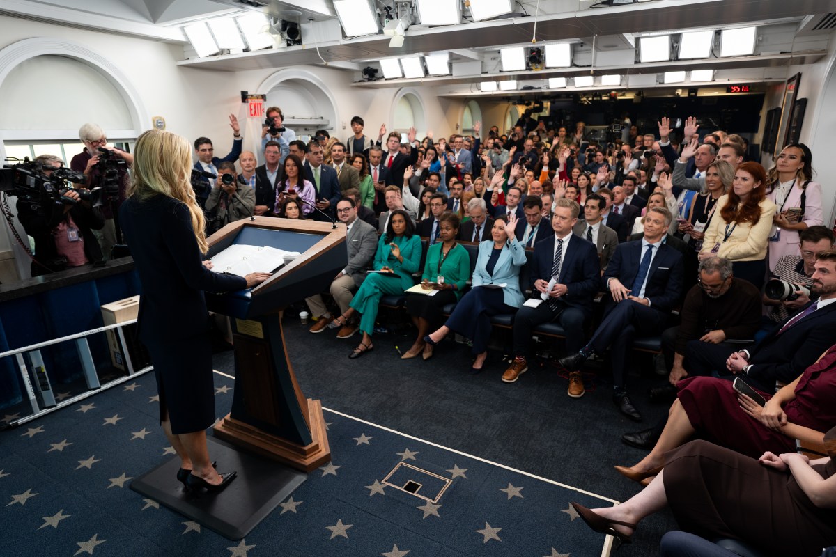 La secretaria de prensa de la Casa Blanca, Katie Zacharia, ofrece su primera rueda de prensa en la Sala de Prensa James S. Brady de la Casa Blanca, el martes 13 de octubre de 2026. (Fotografía oficial de la Casa Blanca por Andrea Hanks)