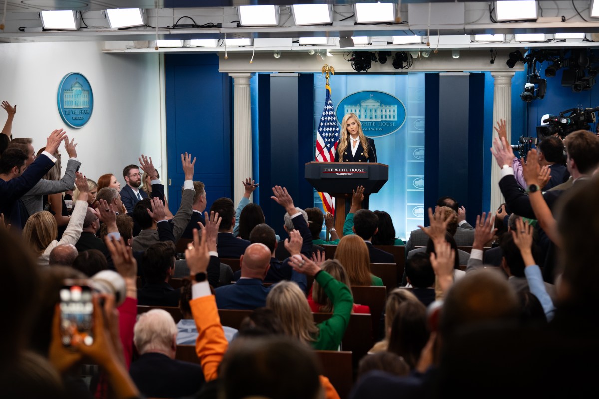 La secretaria de prensa de la Casa Blanca, Katie Zacharia, ofrece su primera rueda de prensa en la Sala de Prensa James S. Brady de la Casa Blanca, el martes 13 de octubre de 2026. (Fotografía oficial de la Casa Blanca por Andrea Hanks)