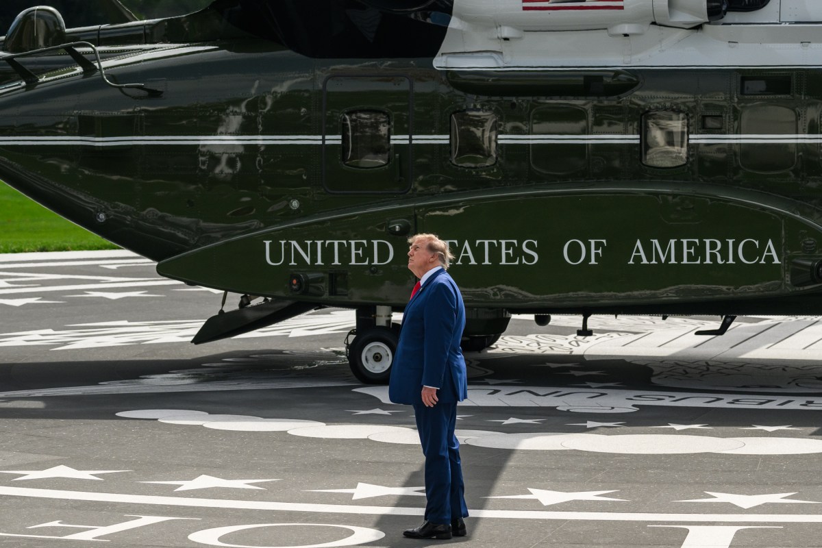 El presidente Donald J. Trump aborda el helicóptero Marine One en el jardín sur de la Casa Blanca, el viernes 16 de octubre de 2026, rumbo a la Base Conjunta Andrews para un viaje a Georgia y Florida. (Foto oficial de la Casa Blanca por Molly Riley)