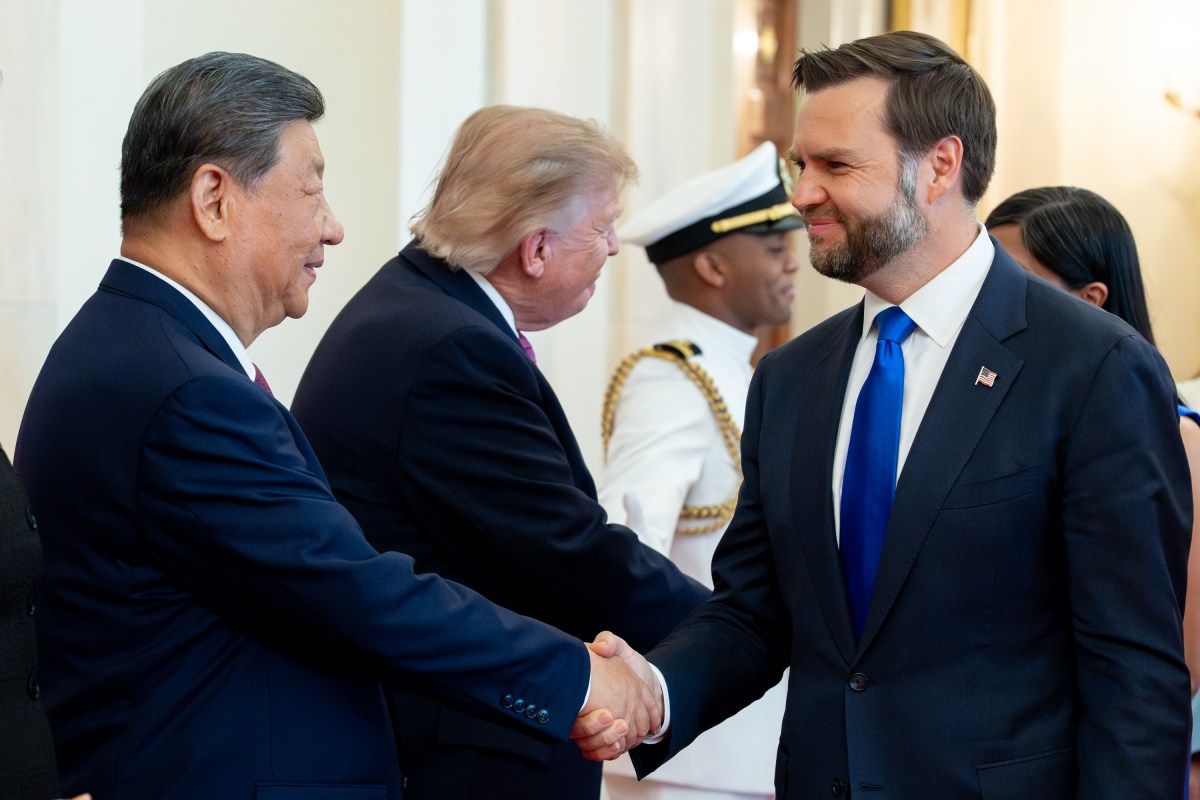 President Donald J. Trump, First Lady Melania Trump, President Xi Jinping of China and First Lady Peng Liyuan greet Vice President JD Vance and members of the U.S. and Chinese delegations in the Cross Hall during a State Arrival ceremony on the State Floor of the White House, Thursday, September 24, 2026. (Official White House Photo by Emily J. Higgins)